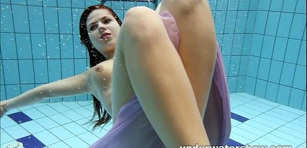  Aneta shows her gorgeous body underwater